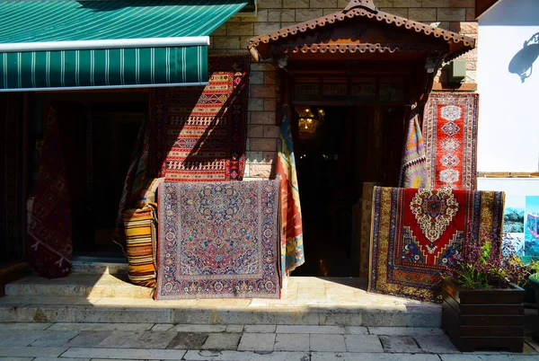 Antalya, Törökország 2018. május 10. Bejelentkezés szőnyeg- és régiségkereskedés a keleti városban — Stock Fotó