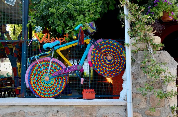 Antalya, Turquía 14 de mayo de 2018. Bicicleta decorativa multicolor brillante en la ventana de un café —  Fotos de Stock