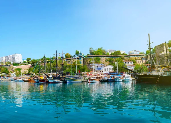 Turkiet, Antalya, 10 maj 2018. Vackra båtar i hamnen i Antalya mot bakgrund av staden — Stockfoto