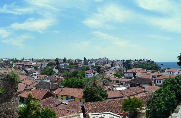 Egy régi mediterrán város csempézett tetői a kék égbolttal szemben. Antalya, Törökország — Stock Fotó