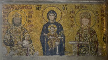 İstanbul, Ayasofya. Mozaik, İsa 'nın kollarında Bakire Meryem, İmparator 2. John ve İmparatoriçe Irene' i tasvir ediyor.