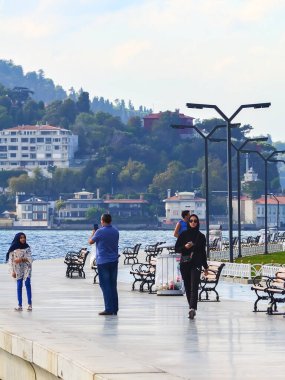 İstanbul, Türkiye, 21 Eylül 2018: Yürüyüş sahasında Müslümanlar yürüyor ve spor yapıyor