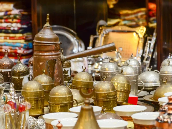 Bella pentola di rame turco Jezve e un set di tazze per il caffè. Souvenir tipici turchi . — Foto Stock