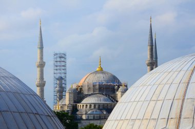 İstanbul 'daki Mavi Cami' nin restorasyonu. Ayasofya 'nın kubbeleri arasına bak