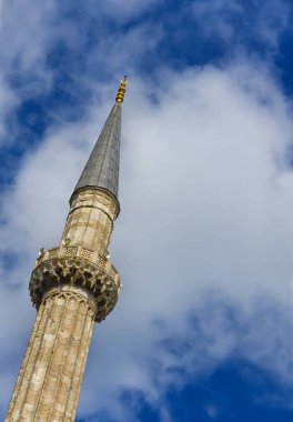 İstanbul, Türkiye 'deki Ayasofya Camii' nin minaresi. Mavi gökyüzü ve bulutların arka planında.