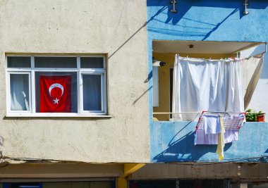 Penceredeki Türk bayrağı, balkonun yanındaki keten kuruyor. İstanbul 'un yoksul kesiminde tipik bir ev