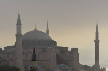 Ayasofya ve Boğaz yaz sabahı sisinde