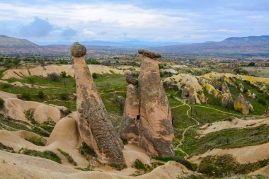 Sıra dışı dağ oluşumlarıyla peri masalı manzarası. Türk Kapadokya 'sında Üç Kız Kardeş Kayalıkları