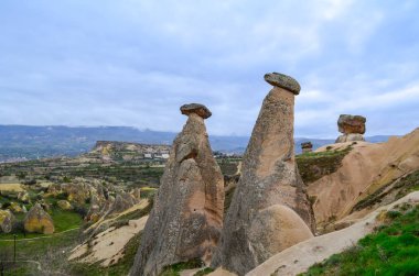 Sıra dışı dağ oluşumlarıyla peri masalı manzarası. Türk Kapadokya 'sında Üç Kız Kardeş Kayalıkları