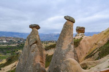 Sıra dışı dağ oluşumlarıyla peri masalı manzarası. Türk Kapadokya 'sında Üç Kız Kardeş Kayalıkları