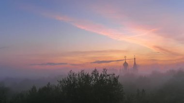 Sabah sisinin doğuşunda Ortodoks Kilisesi 'nin silueti. Bulanık arkaplan.