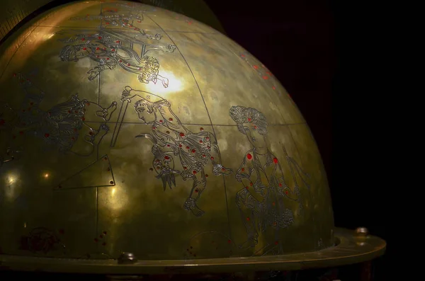 Istanbul (Turquie), le 20 septembre 2018. Fragment d'un ancien globe de bronze à l'image de constellations et de personnages mythologiques. Musée de l'histoire des sciences et de la technologie — Photo