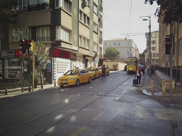 Istanbul, TURCHIA - 21 settembre 2018: tram e pedoni gialli vintage in via Moda nel quartiere Kadikoy — Foto Stock