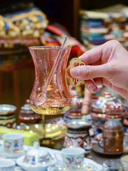 Kvinnlig Hand Håller Souvenir Turkiska Glas Med Sked — Stockfoto