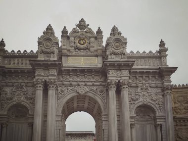 Bulutlu bir günde Dolmabahche Sarayı kompleksinin ana kapısının parçası.