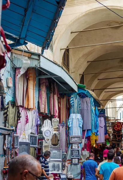 Túnez Túnez Septiembre 2016 Ropa Souvenirs Mercado Casco Antiguo Gente —  Fotos de Stock