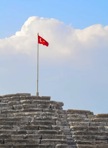 Bandeira Turca Topo Antigo Anfiteatro Fundo Uma Grande Nuvem Close — Fotografia de Stock