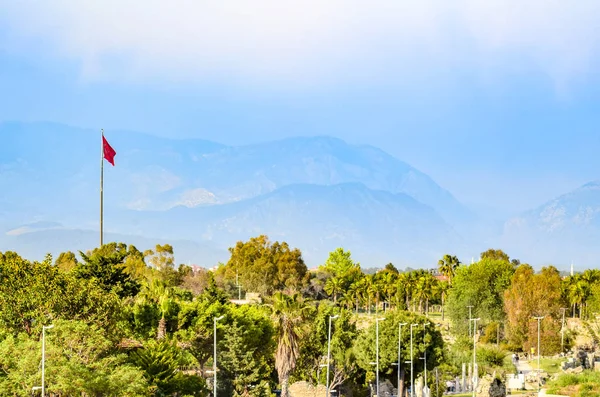 Турецкий Флаг Провинции Сиде Фоне Гор — стоковое фото