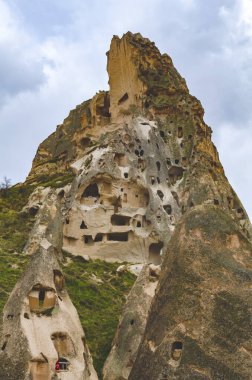 Türk Kapadokya 'sındaki volkanik Tuff kayalıklarında terk edilmiş evler. Goreme Ulusal Parkı.