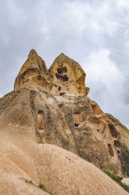 Türk Kapadokya 'sındaki volkanik Tuff kayalıklarında terk edilmiş evler. Goreme Ulusal Parkı.