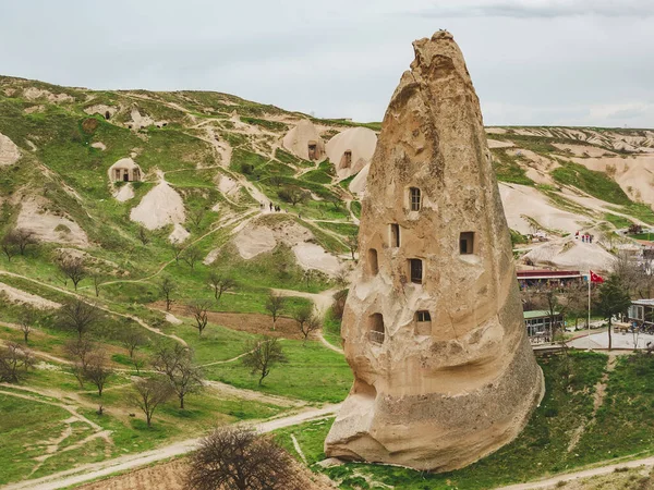 Wohnungen in den Felsen aus vulkanischem Tuff in türkischem Kappadokien. — Stockfoto