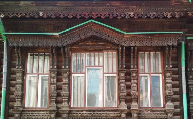 Rus stili eski ahşap bir evin oyulmuş süslemeleriyle tipik bir cephe.