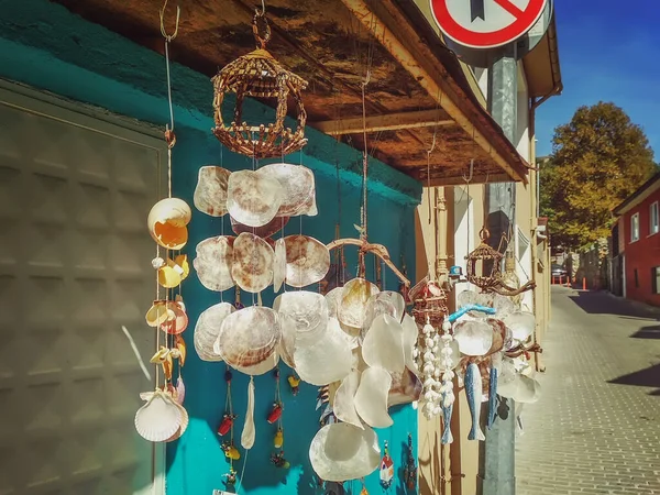 Pendentifs fabriqués avec de grands coquillages plats - un souvenir méditerranéen traditionnel — Photo