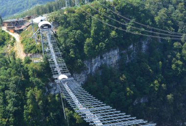 Rusya 'daki vadi üzerindeki en uzun asılmış yaya köprüsü.