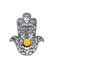 Fatima Hand, telif boşluğu olan beyaz bir arkaplanda yakın plan çekiyor. Eski bir sembol ve geleneksel Tunus turist hatırası.