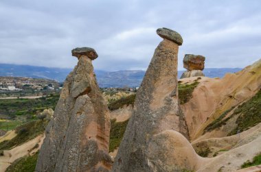 Sıra dışı dağ oluşumlarıyla peri masalı manzarası. Türk Kapadokya 'sında Üç Kız Kardeş Kayalıkları