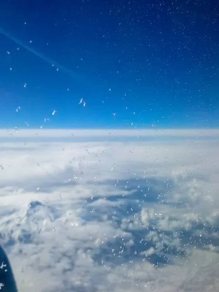 Ledové Krystaly Okénku Letadla Vysoké Výšce Pohled Nad Mraky — Stock fotografie
