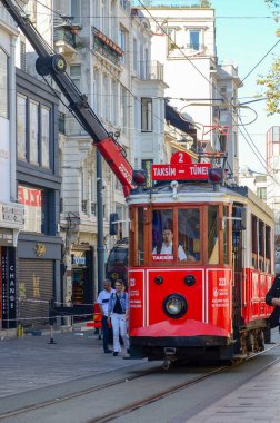 İstanbul, TURKEY, 18 Eylül 2018. İstanbul 'daki hareketli İstiklal Caddesi' nden kırmızı klasik tramvay geçiyor