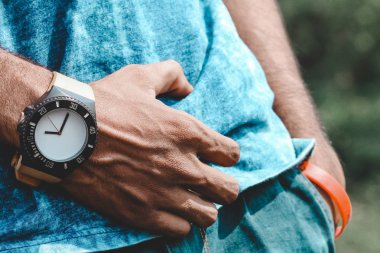 Sağ kol saatini gösteren genç bir model. 