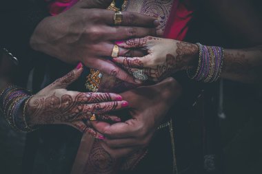 Hindistan 'da halka töreni. Kına dizaynlı gelin eli