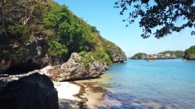 Filipinler 'deki Alaminos, Pangasinan' da yaz mevsiminde yüzlerce güzel plajı gezmek.