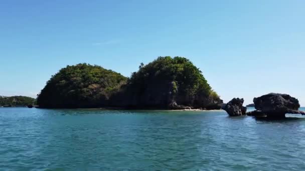 フィリピンのパンガシナン州アラミノス島 ザンバレス島に位置する夏のバンカボートで100の島々を航海する — ストック動画