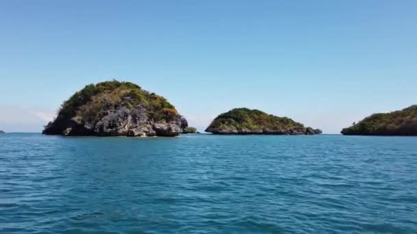 フィリピンのパンガシナン州アラミノス島 ザンバレス島に位置する夏のバンカボートで100の島々を航海する — ストック動画