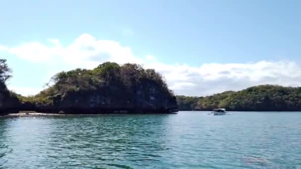 フィリピンのパンガシナン州アラミノス島 ザンバレス島に位置する夏のバンカボートで100の島々を航海する — ストック動画