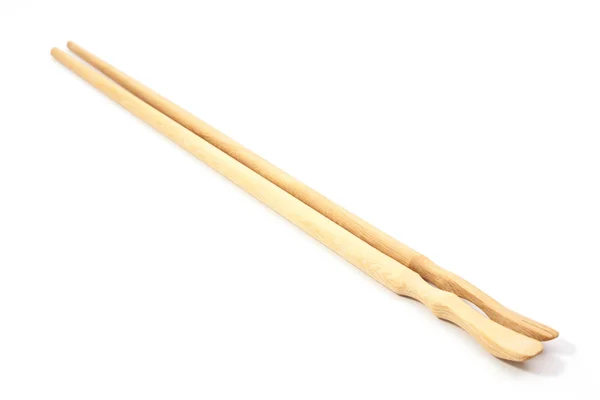 Dřevěné hůlky na bílém pozadí. — Stock fotografie