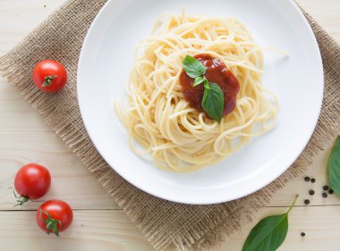 Spagetti domates fesleğen İtalyan otlar ile