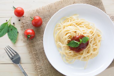 Spagetti domates fesleğen İtalyan otlar ile