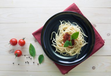 Spagetti ile taze domates fesleğen İtalyan otlar o arka çanak üzerinde