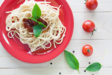 Spagetti ile taze domates fesleğen İtalyan otlar o arka çanak üzerinde