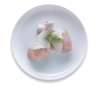 Taze tavuk drumsticks izole bir plaka ile