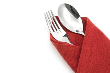 çatal ve bıçak izole kırmızı peçete üzerinde