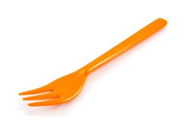 Beyaz arka plan üzerinde izole turuncu plastik çatal