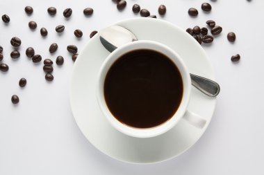 Üstten Görünüm kahve Kupası ve fasulye