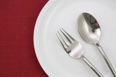 Çatal ve bıçakla kaplanmış. 