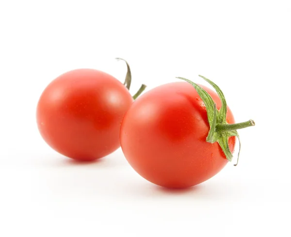 Tomates rojos orgánicos sobre fondo blanco — Foto de Stock