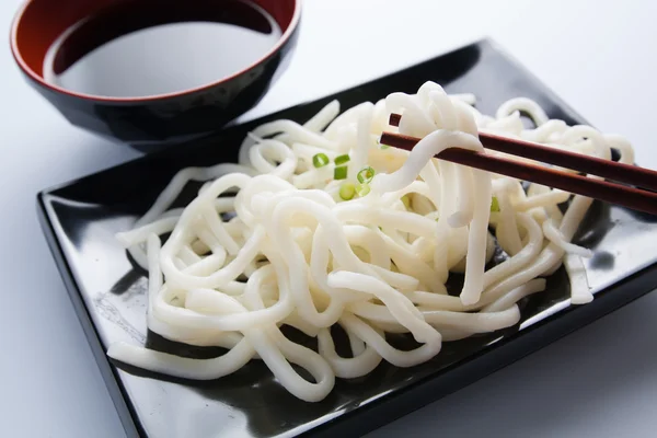 Fideos udon blancos japoneses en tazón negro —  Fotos de Stock